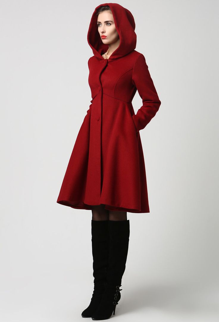 Красное пальто с капюшоном