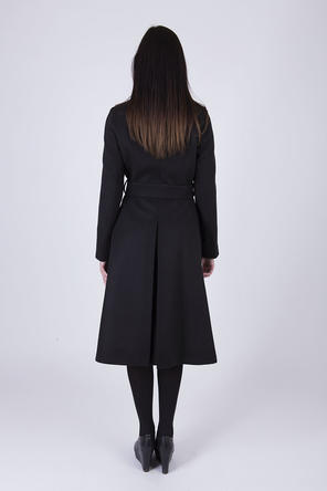 Длинное черное пальто с поясом от Амулет