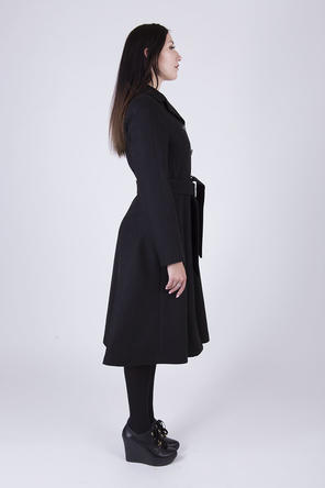 Длинное черное пальто с поясом от Амулет