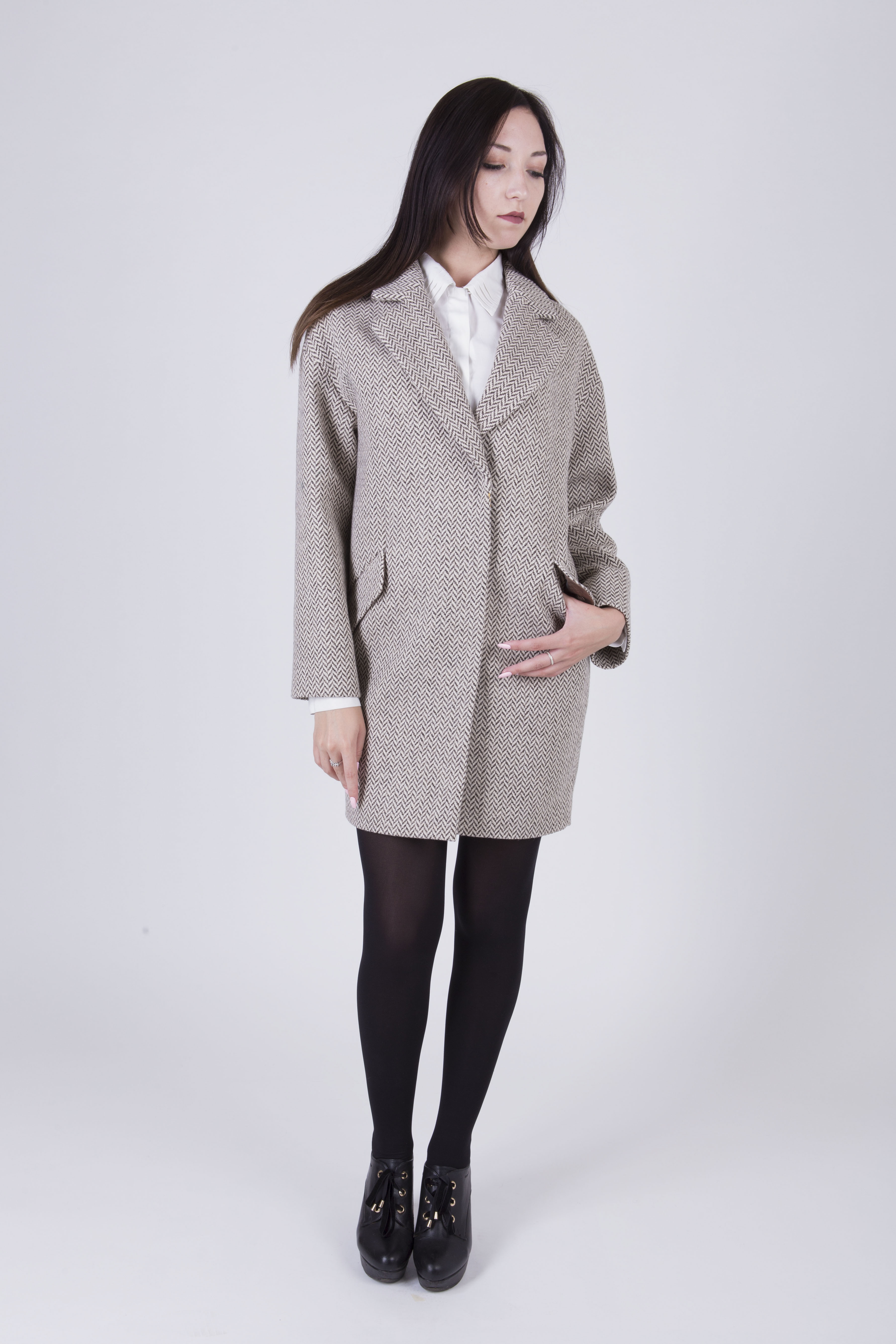 Женское пальто oversize из твида кофейного цвета